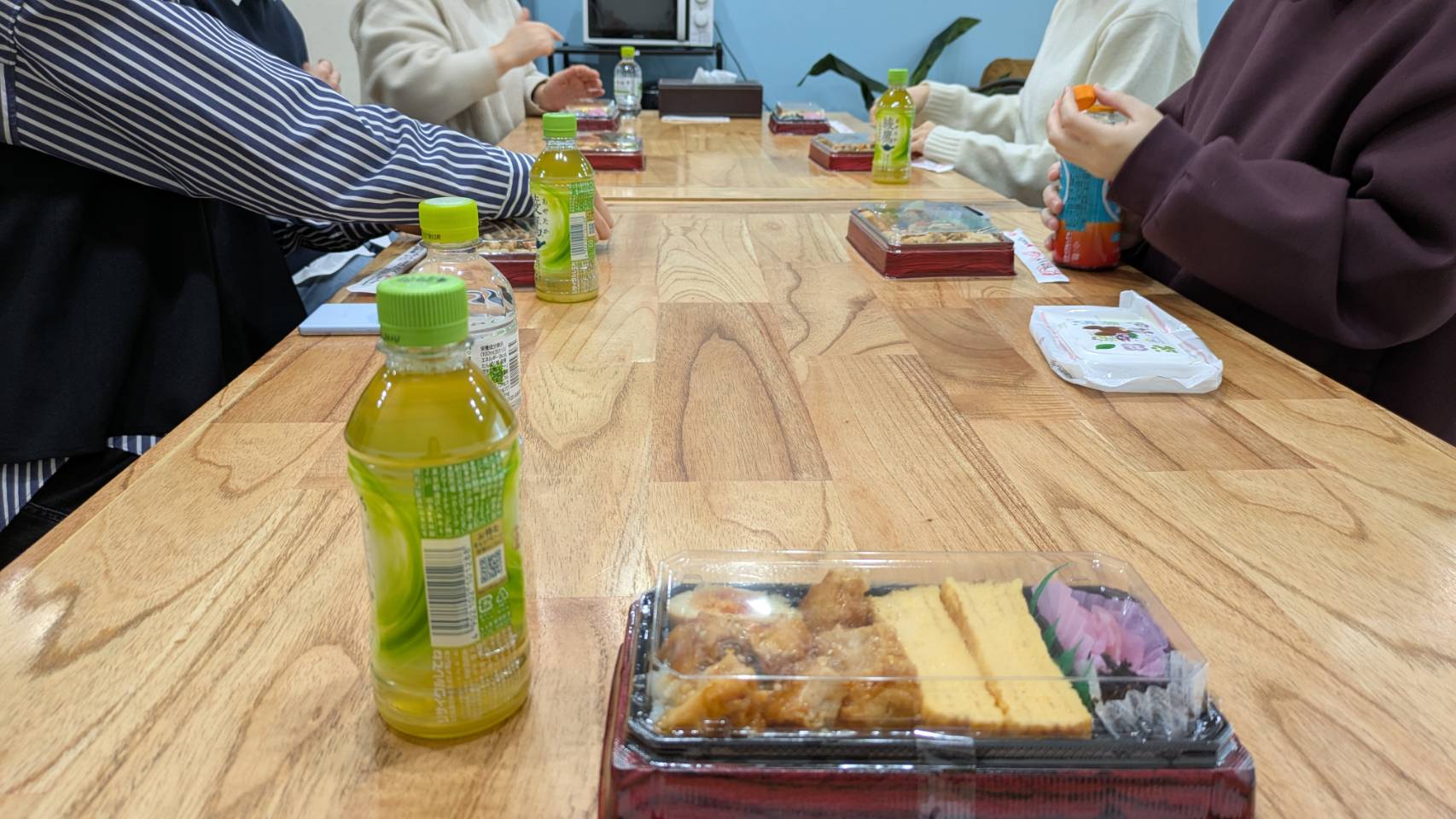 メンバーがお弁当を選び集まっている様子