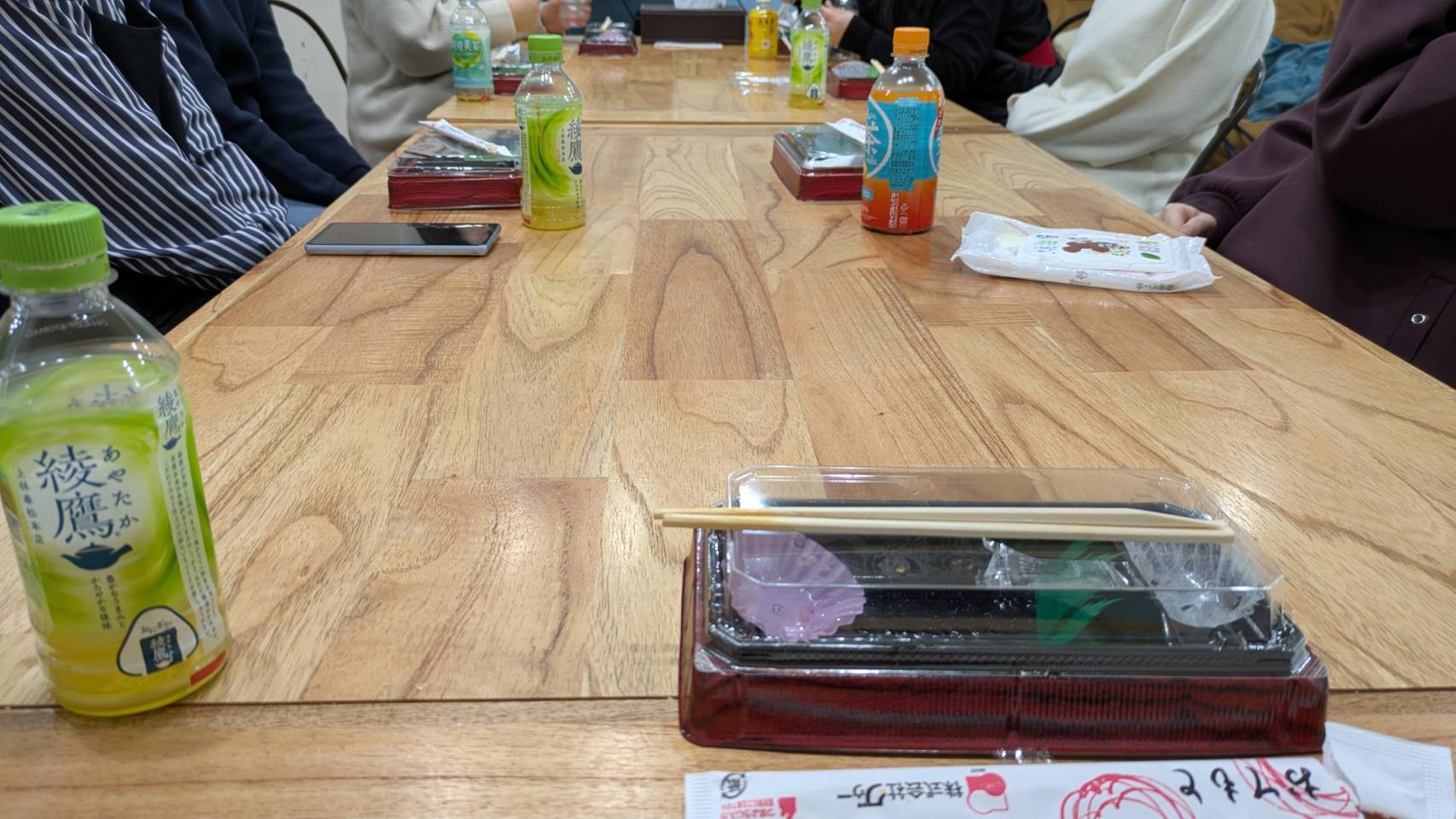 お弁当が空になっても話し続けている様子